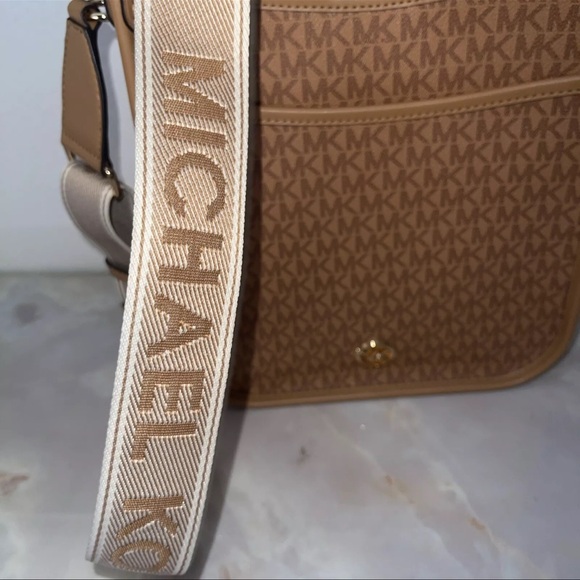 NWT Woman's Handbags / Michael Kors/ Luisa/ Large/North South/ Messenger/Peanut - Picture 7 of 13
